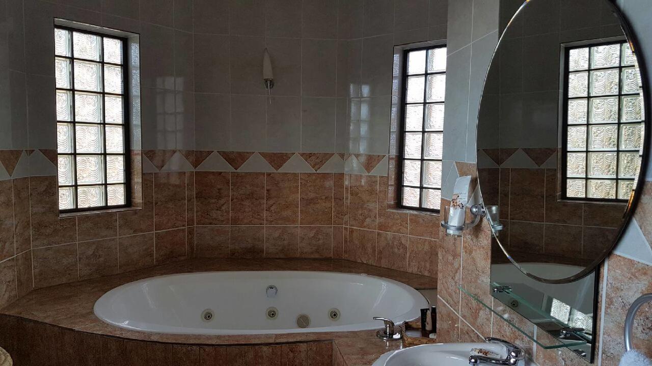 Lily White Guest House Centurion Kültér fotó